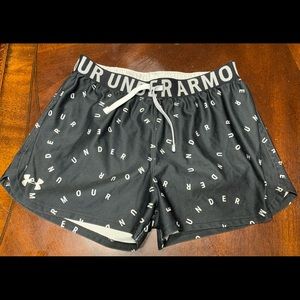 UNDER Armour Loose heat gear shorts. YXL